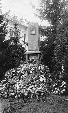 Pomník padlých z 1. světové války s reliéfem T. G. Masaryka na původním místě před školou Pomník padlých z 1. světové války s reliéfem T. G. Masaryka na původním místě před školou