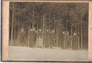Lyžaři v Horní Branné r. 1893, nejstarší česká fotografie lyžařů